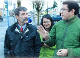 Walkability expert Mark Fenton hears from community leaders