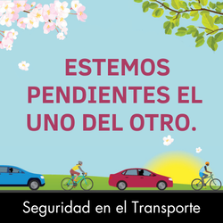 Un día de primavera seguro donde autos y bicicletas comparten la calle. Estemos pendientes el uno del otro.