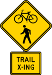 Señal de salida para un sendero que pasan bicicletas y peatones