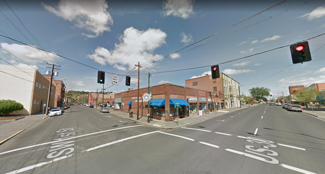 Image of traffic signals at SW 1st Street and SW Dorion Avenue.