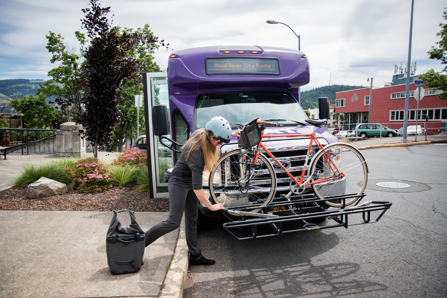 Person-unloading-or-loading-bicycle-onto-bus-bike-rack.jpg