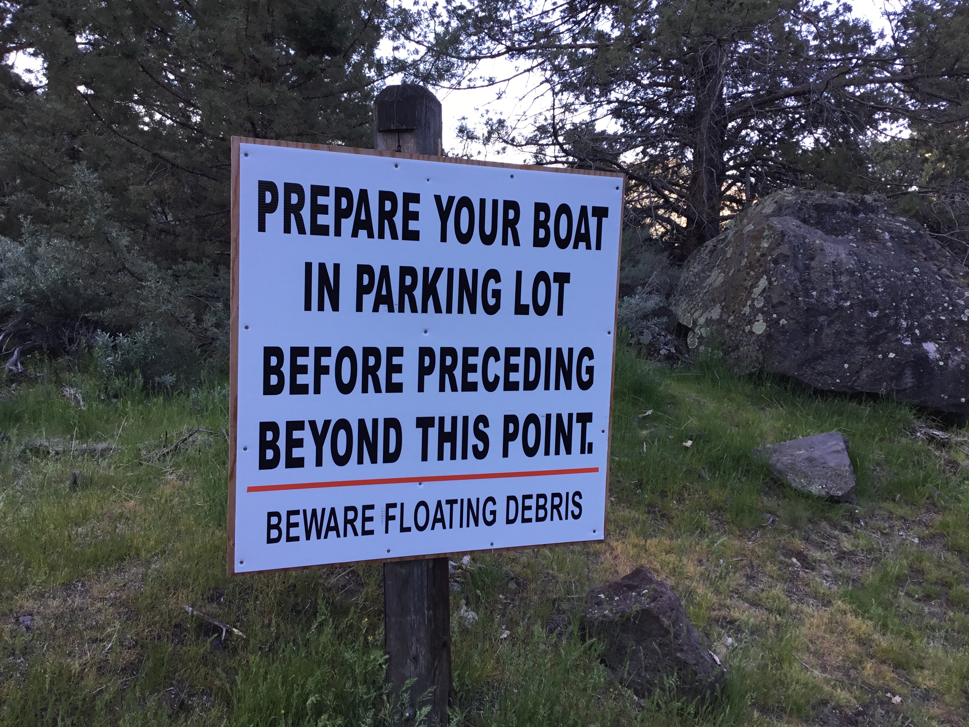 Image of a sign to prep your boat in the parking area before launching