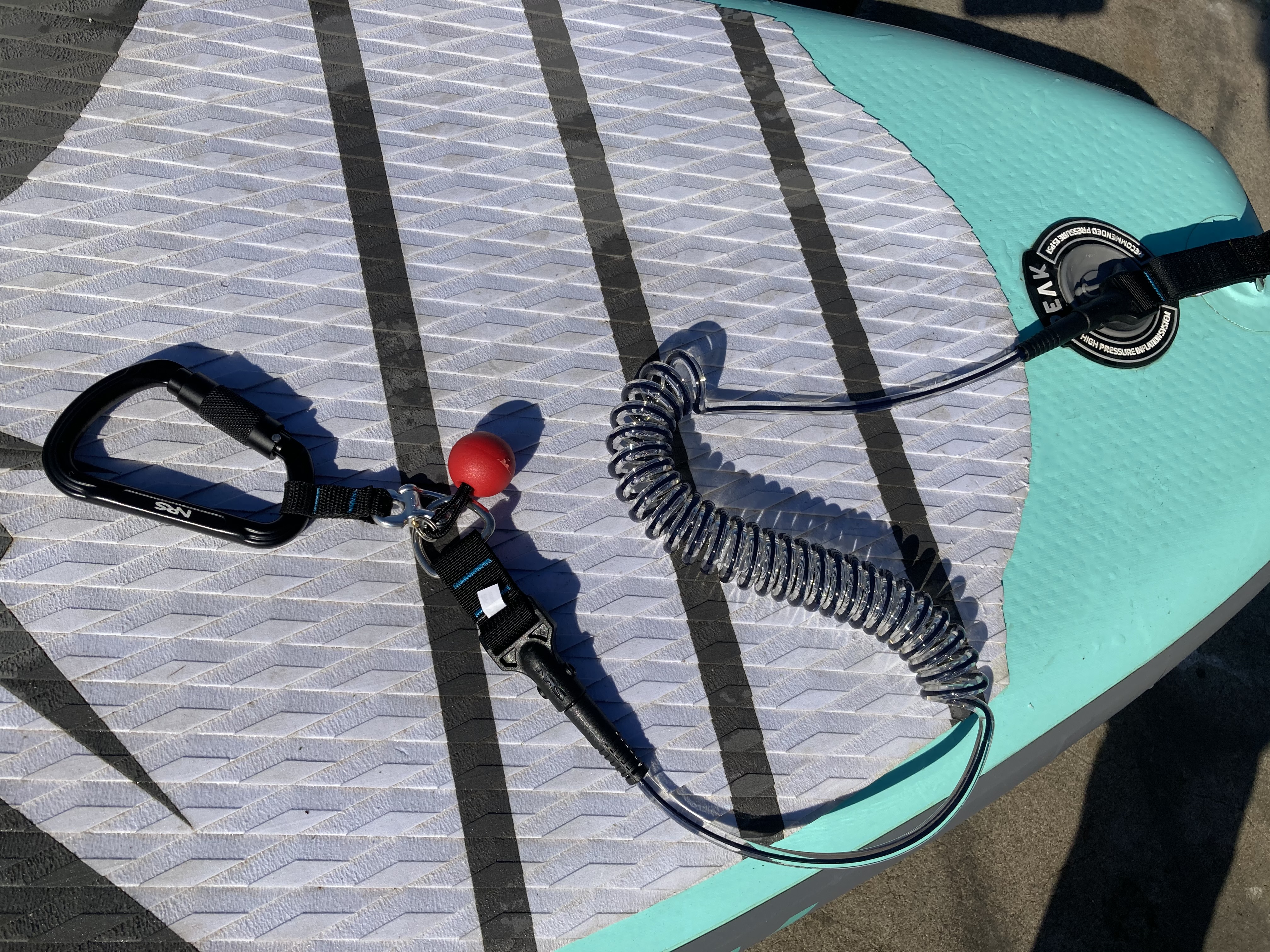 Quick release leash attached to a SUP