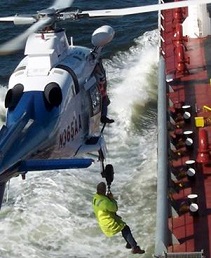 Pilot transfer from helicopter to ship